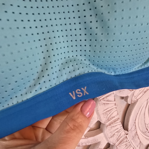 Victoria's Secret Sport Lightweight Wireless Medium Support Strappy Crossback - Picture 2 of 5